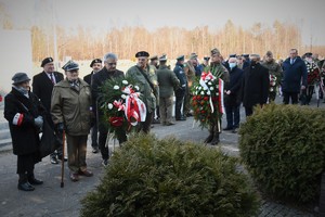 uczestnicy uroczystości skladaja wieńce i oddają hołd zmarłym żołnierzom AK