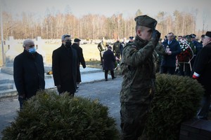 uczestnicy uroczystości skladaja wieńce i oddają hołd zmarłym żołnierzom AK