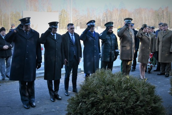 uczestnicy uroczystości skladaja wieńce i oddają hołd zmarłym żołnierzom AK