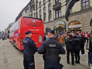 Zdjęcie kolorowe. Widoczne policyjne radiowozy i policjanci na terenie Katowic