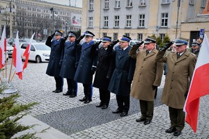 Delegacja służb mundurowych oddaje honor pod pomnikiem.