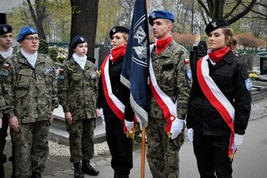 Delegacja z klasy mundurowej ubrana w mundury.