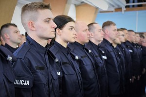 Ślubujący policjanci stoją w szeregu.