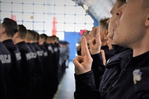 Policjanci składają ślubowanie.