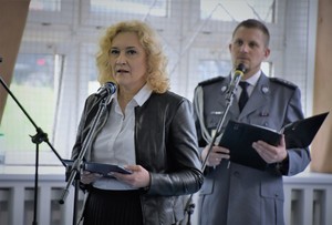 Beata Białowąs z Zarządu Województwa Śląskiego odczytuje adres okolicznościowy Marszałka Województwa Śląskiego Jakuba Chełstowskiego.