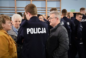 Policjant, który dopiero co złożył ślubowanie rozmawia ze swoimi bliskimi.