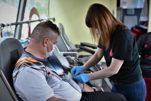 Widoczni dawcy krwi i pracowincy w mobilnym punkcie poboru