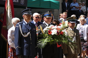 złożenie wieńca przez przedstawicieli slużb mundurowych