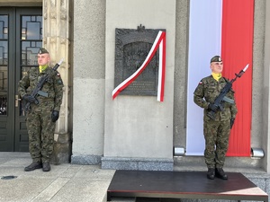 Mundurowi przed tablicą informacyjną o przyłączeniu Górnego Śląska do Polski