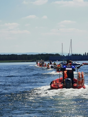 Szkolenie służb na akwenie, widoczne łodzie ratunkowe