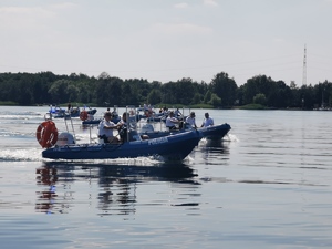 Szkolenie służb na akwenie, widoczne łodzie ratunkowe