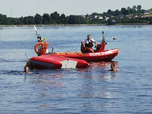 Szkolenie służb na akwenie, widoczne łodzie ratunkowe