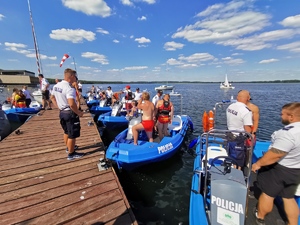 Szkolenie służb na akwenie, widoczne łodzie ratunkowe i uczestnicy szkolenia na pomoście i w łodziach