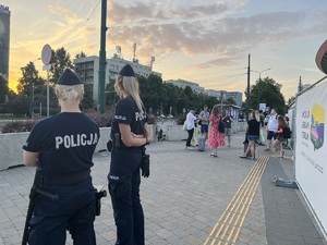 stojące na chodniku policjantki, w tle ludzie