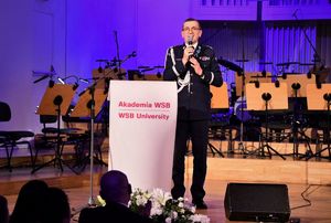 Na zdjęciu widoczny Komendant Wojewódzki Policji w Katowicach nadinsp. Roman Rabsztyn, przemawiający na scenie Filharmonii Śląskiej.