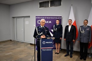 I Zastępca Komendanta Wojewódzkiego Policji przed mówica, za nim uczestnicy uroczystości