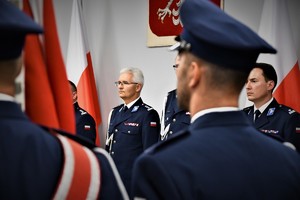 Widoczni uczestnicy uroczystości, w centrum I Zastępca Komendanta Wojewódzkiego Policji