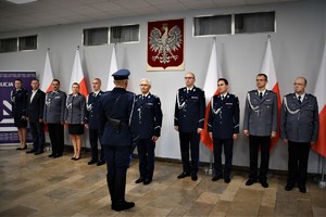 Dowódca uroczystości składa meldunek o zakończeniu spotkania I Zastępcy Komendanta Wojewódzkiego Policji