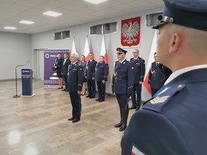 Uczestnicy uroczystego slubowania, umundurowani policjanci