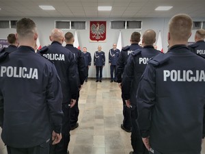 Uczestnicy uroczystego slubowania, umundurowani policjanci