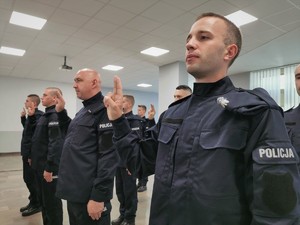 Uczestnicy uroczystego slubowania, umundurowani policjanci