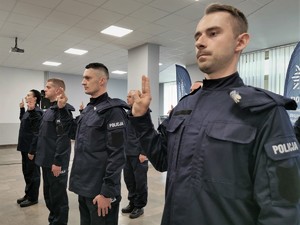 Uczestnicy uroczystego slubowania, umundurowani policjanci