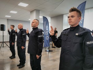 Uczestnicy uroczystego slubowania, umundurowani policjanci