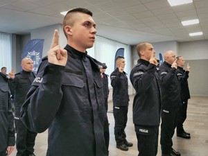 Uczestnicy uroczystego slubowania, umundurowani policjanci