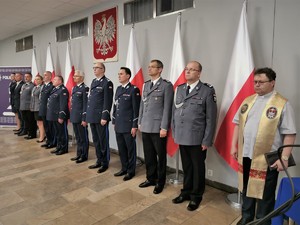 Uczestnicy uroczystego slubowania, umundurowani policjanci