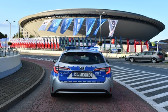 Widoczny policyjny radiowóz podczas pilotażu autokaru