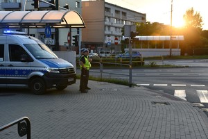 Widoczny policyjny radiowóz podczas pilotażu autokaru