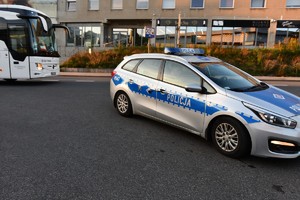 Widoczny policyjny radiowóz podczas pilotażu autokaru