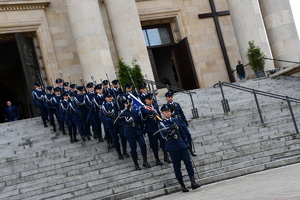 Policjanci wychodzący z Archikatedry