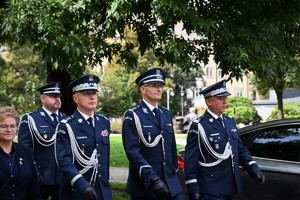 Policjanci podczas przemarszu ulicami miasta