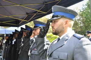 Policjanci oddający honory