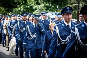 Policjanci podczas przemarszu ulicami miasta