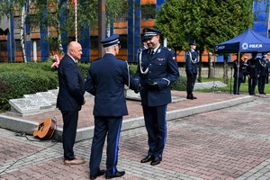 Komendant gratulujący odznaczonemu policjantowi