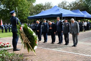 Delegacja skladająca wieniec