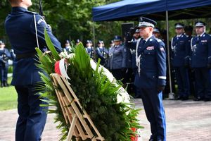 Komendant Główny Policji składa wieniec na Grobie