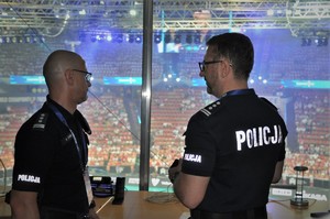 Stanowisko dowodzenia. Widoczny komendant oraz dowódca Oddziału Prewencji. Obaj policjanci umundurowani.