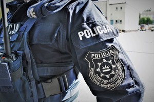 Naszywka na ramieniu policjanta z napisem Policja Rozpoznanie Minersko-Pirotechniczne Dąbrowa Górnicza