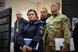 Przedstawiciele Policji i innych służb biorących udział w ćwiczeniach.