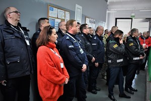 Na zdjęciu uczestnicy szkolenia, w tym umundurowani policjanci.