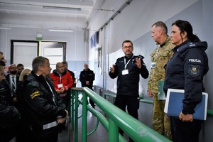 Na zdjęciu umundurowani policjanci, ratownik górniczy oraz przedstawiciele innych służb.