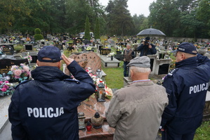 Zdjęcie. Grób śp. sierż. Grzegorza Załogi i składanie kwiatów