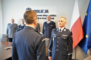 Zdjęcie. Umundurowani policjanci stojący w sali