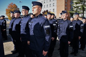 Zdjęcie. Widoczni umundurowani policjanci na placu