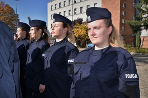 Zdjęcie. Widoczni umundurowani policjanci na placu