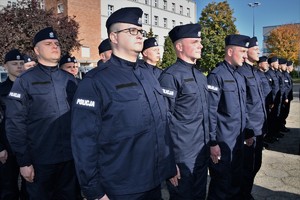 Zdjęcie. Widoczni umundurowani policjanci na placu