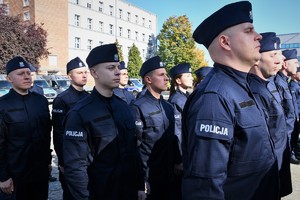 Zdjęcie. Widoczni umundurowani policjanci na placu